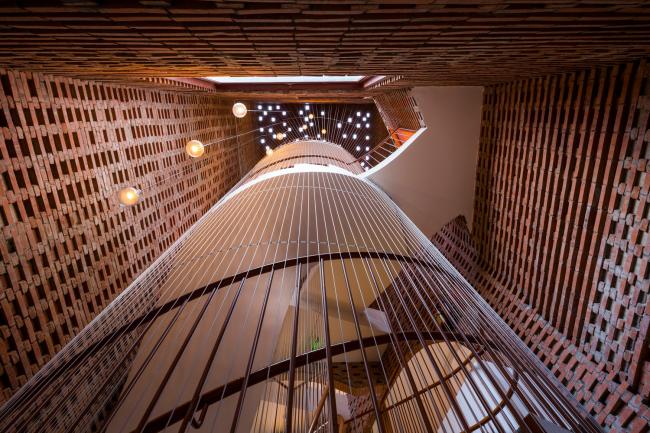 BIM建筑|用红砖构建起俏皮的空间，好像一座宏大乐高的Chuon Chuon Kim 2幼儿园