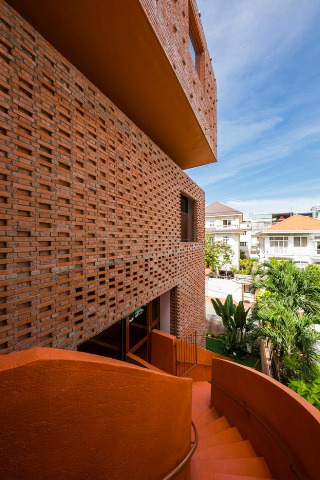 BIM建筑|用红砖构建起俏皮的空间，好像一座宏大乐高的Chuon Chuon Kim 2幼儿园