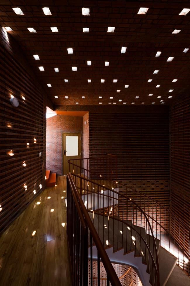 BIM建筑|用红砖构建起俏皮的空间，好像一座宏大乐高的Chuon Chuon Kim 2幼儿园