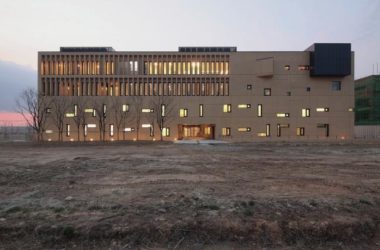 BIM建筑|运动丰盛多样的片子小城：韩国明影片公司坡州年夜楼 / 履露斋-BIM建筑网