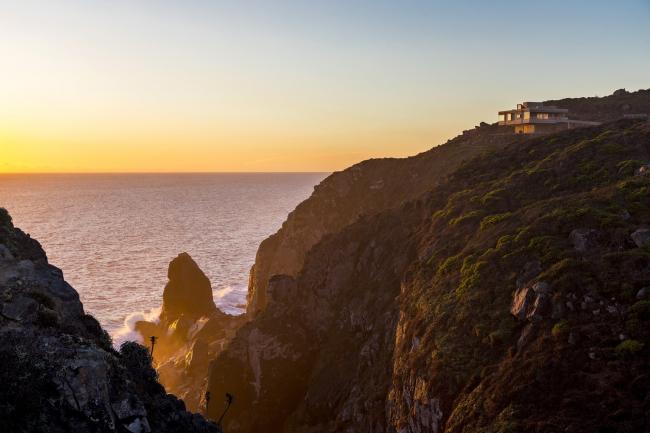 BIM建筑|坐在卧室远望海边无垠的蔚蓝 / 智利绝壁室第