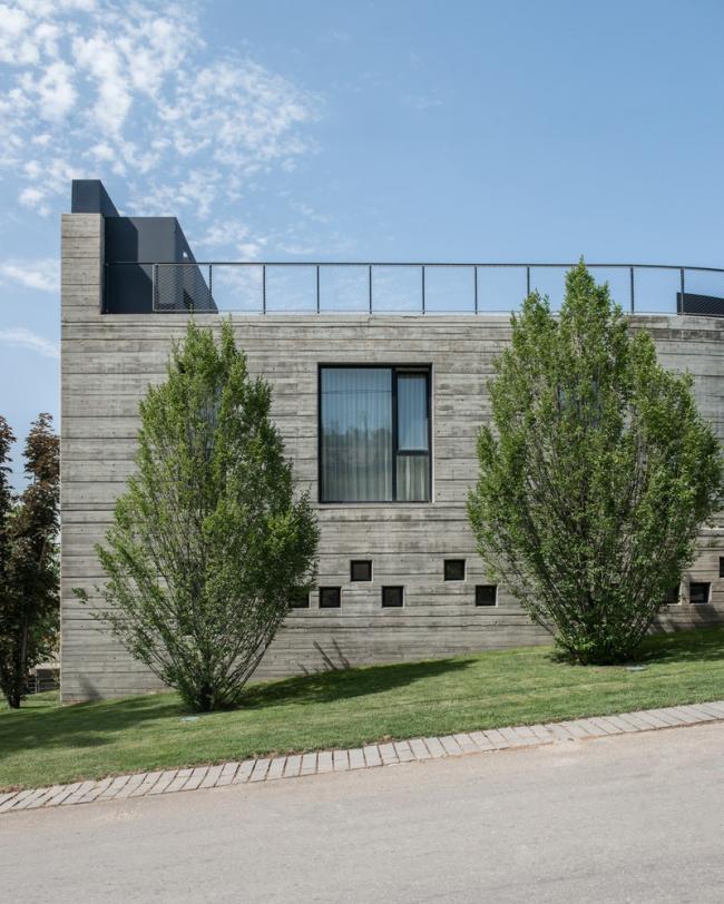 BIM建筑|冬可远不雅雪山夏时游水游玩的黎巴嫩四时室第