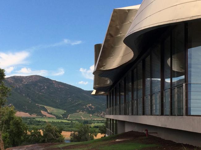 BIM建筑|升沉不定的屋顶隐喻山脉的绵延不停，智利维基酒店