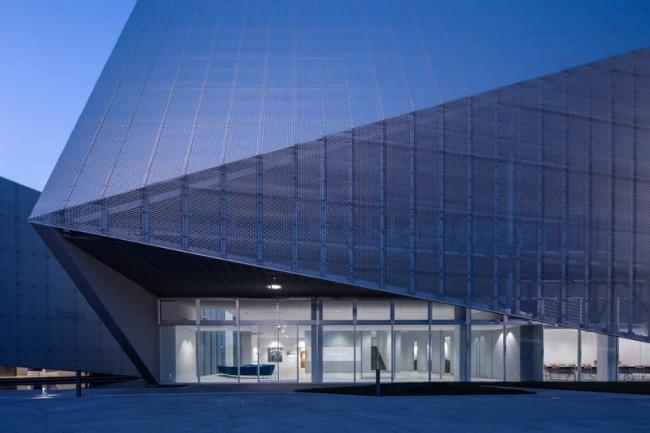 BIM建筑|浅水池边的半透明展现馆