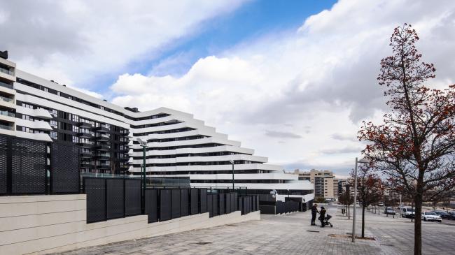 BIM建筑|自由曲线修建的白色雕塑：湖畔天台公寓