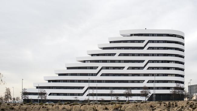 BIM建筑|自由曲线修建的白色雕塑：湖畔天台公寓