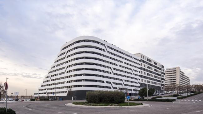 BIM建筑|自由曲线修建的白色雕塑：湖畔天台公寓