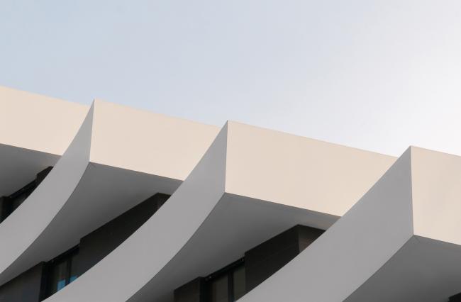 BIM建筑|自由曲线修建的白色雕塑：湖畔天台公寓