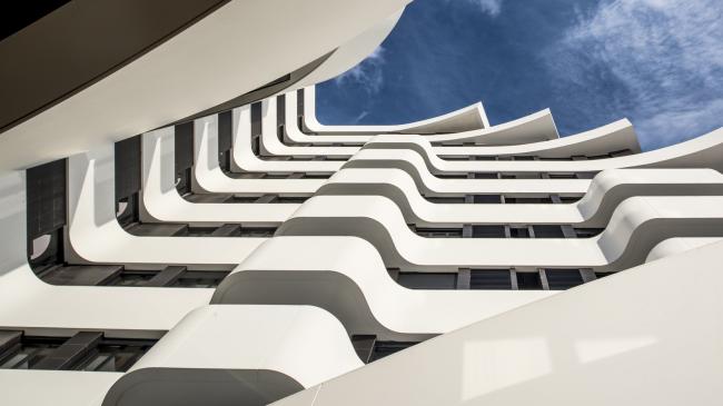 BIM建筑|自由曲线修建的白色雕塑：湖畔天台公寓