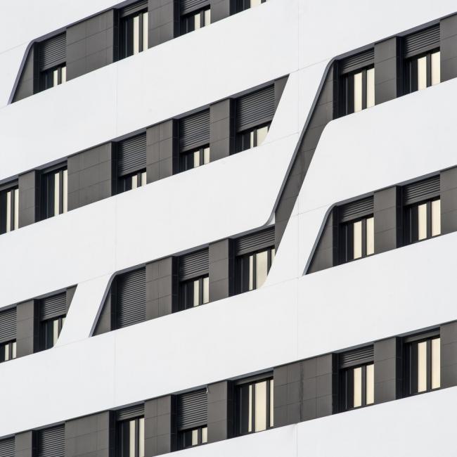 BIM建筑|自由曲线修建的白色雕塑：湖畔天台公寓