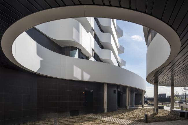 BIM建筑|自由曲线修建的白色雕塑：湖畔天台公寓