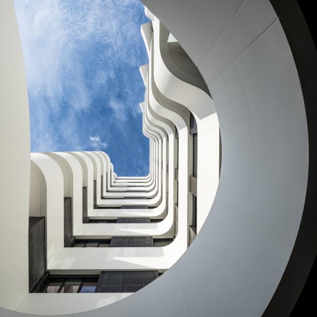 BIM建筑|自由曲线修建的白色雕塑：湖畔天台公寓