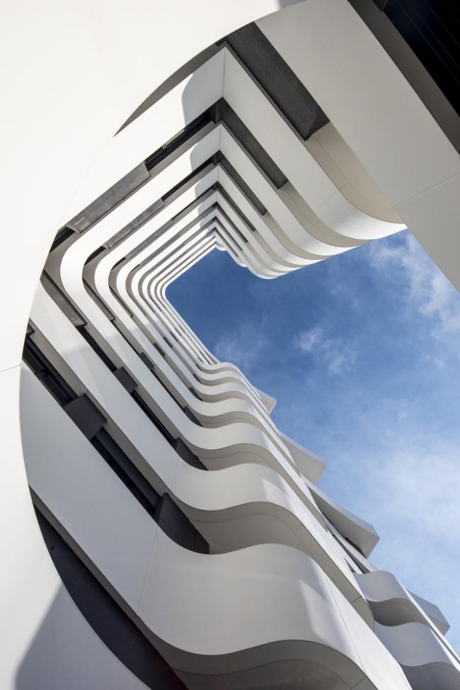 BIM建筑|自由曲线修建的白色雕塑：湖畔天台公寓