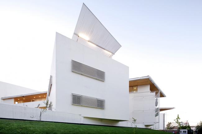 BIM建筑|回环波折的坡道交织纵横于幻化多姿的空间 / Santo Tomas学院中间