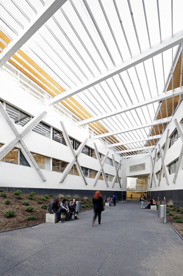 BIM建筑|回环波折的坡道交织纵横于幻化多姿的空间 / Santo Tomas学院中间