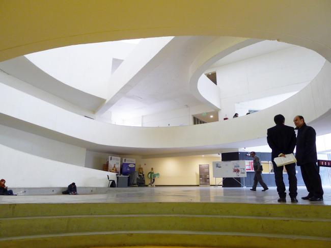 BIM建筑|回环波折的坡道交织纵横于幻化多姿的空间 / Santo Tomas学院中间