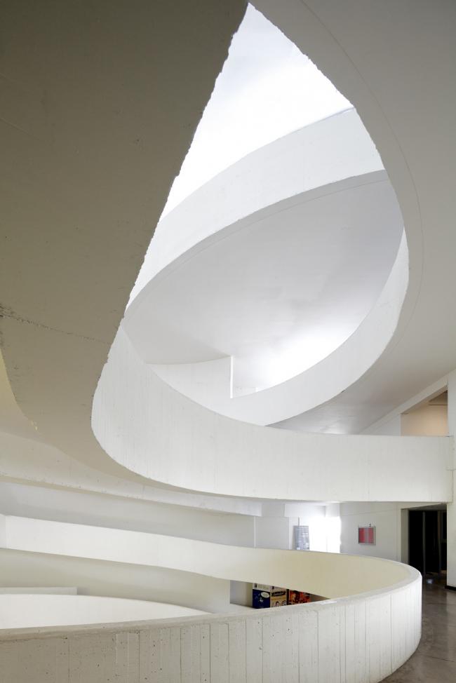 BIM建筑|回环波折的坡道交织纵横于幻化多姿的空间 / Santo Tomas学院中间