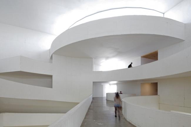 BIM建筑|回环波折的坡道交织纵横于幻化多姿的空间 / Santo Tomas学院中间