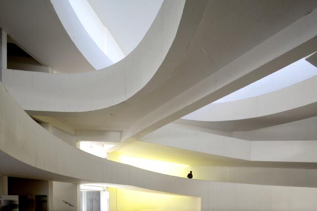 BIM建筑|回环波折的坡道交织纵横于幻化多姿的空间 / Santo Tomas学院中间