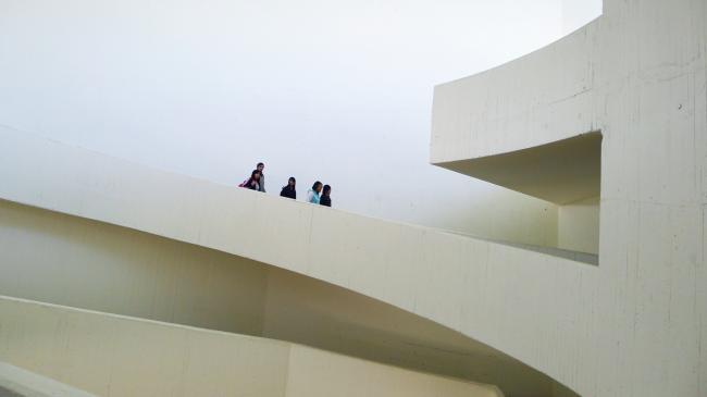 BIM建筑|回环波折的坡道交织纵横于幻化多姿的空间 / Santo Tomas学院中间