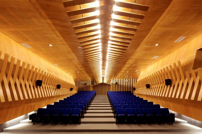 BIM建筑|回环波折的坡道交织纵横于幻化多姿的空间 / Santo Tomas学院中间