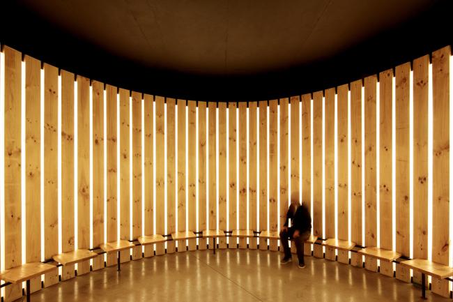 BIM建筑|回环波折的坡道交织纵横于幻化多姿的空间 / Santo Tomas学院中间