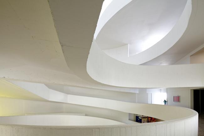 BIM建筑|回环波折的坡道交织纵横于幻化多姿的空间 / Santo Tomas学院中间