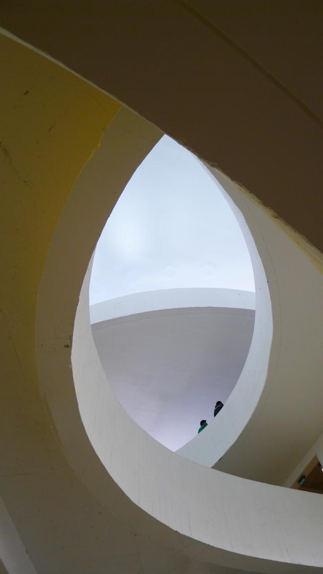 BIM建筑|回环波折的坡道交织纵横于幻化多姿的空间 / Santo Tomas学院中间