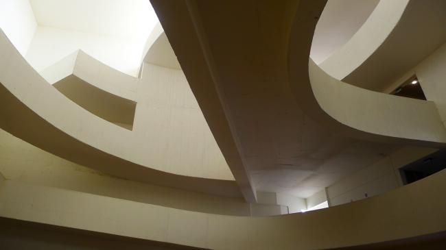 BIM建筑|回环波折的坡道交织纵横于幻化多姿的空间 / Santo Tomas学院中间