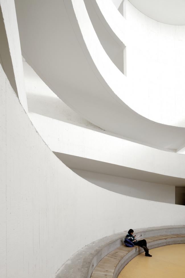 BIM建筑|回环波折的坡道交织纵横于幻化多姿的空间 / Santo Tomas学院中间