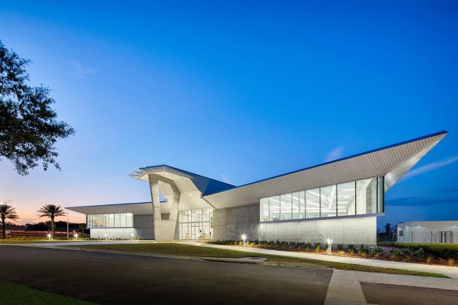 BIM建筑|如凤凰涅槃：佛罗里达理工年夜学学生涯动中间 / Straughn Trout 事务所