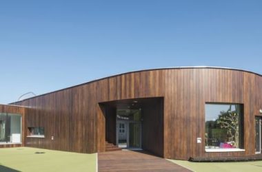 BIM建筑|混凝土与木板组成的弧形乐土：波兰幼儿园-BIM建筑网