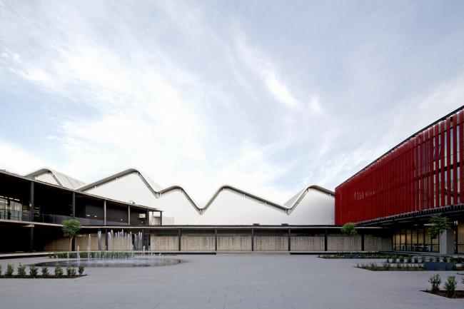 BIM建筑|现代金属质感，自由海浪屋顶诠释跨越50年时空的工场重构