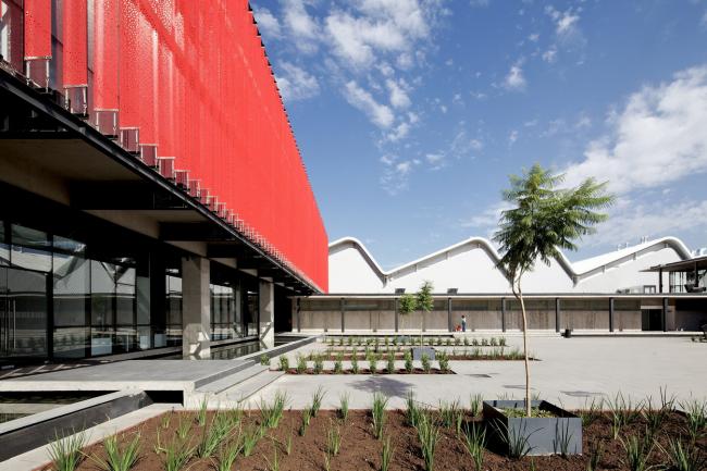 BIM建筑|现代金属质感，自由海浪屋顶诠释跨越50年时空的工场重构