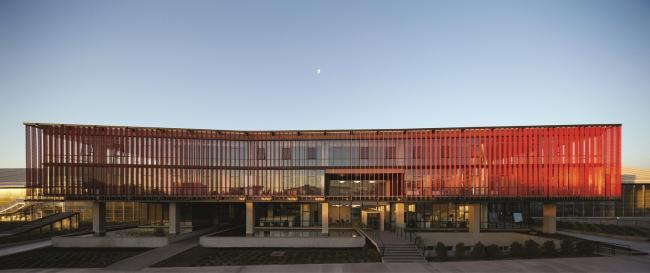 BIM建筑|现代金属质感，自由海浪屋顶诠释跨越50年时空的工场重构