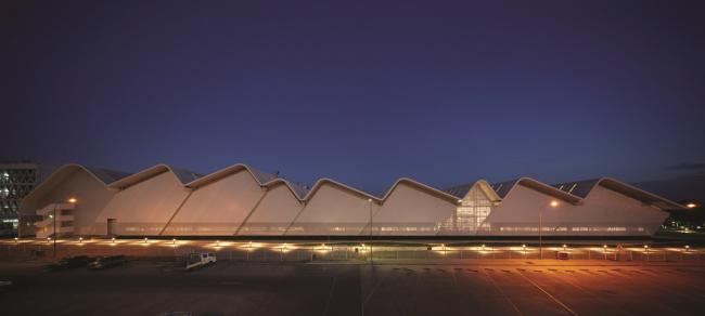 BIM建筑|现代金属质感，自由海浪屋顶诠释跨越50年时空的工场重构