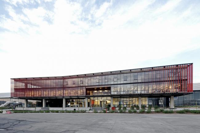 BIM建筑|现代金属质感，自由海浪屋顶诠释跨越50年时空的工场重构