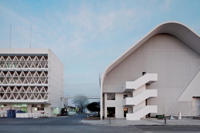 BIM建筑|现代金属质感，自由海浪屋顶诠释跨越50年时空的工场重构