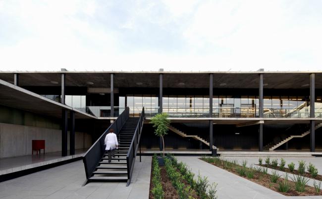 BIM建筑|现代金属质感，自由海浪屋顶诠释跨越50年时空的工场重构