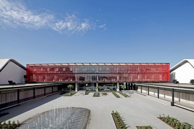 BIM建筑|现代金属质感，自由海浪屋顶诠释跨越50年时空的工场重构