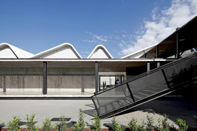 BIM建筑|现代金属质感，自由海浪屋顶诠释跨越50年时空的工场重构