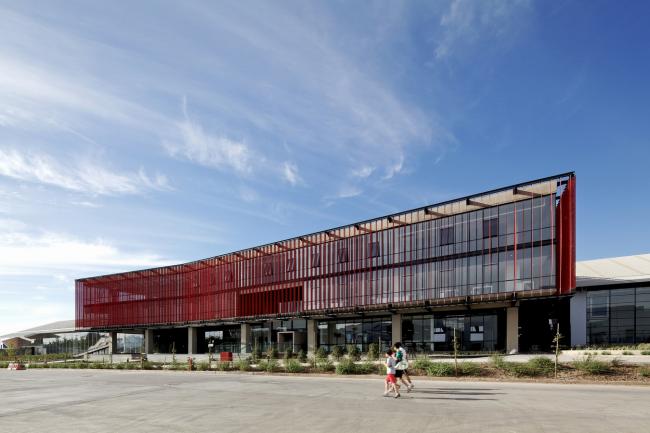 BIM建筑|现代金属质感，自由海浪屋顶诠释跨越50年时空的工场重构