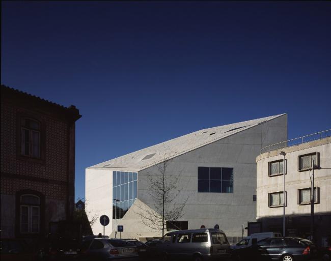 BIM建筑|白色经典的混凝土空腔音乐厅：波尔图文化剧院 / OMA