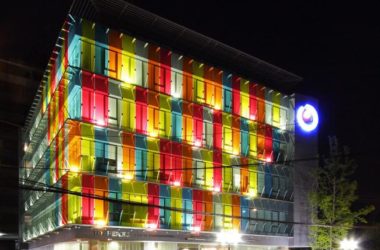 BIM建筑|轻逸琉璃，“五彩霓虹”映衬下的办公年夜楼-BIM建筑网