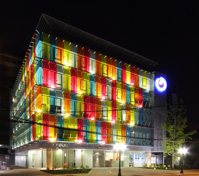 BIM建筑|轻逸琉璃，“五彩霓虹”映衬下的办公年夜楼