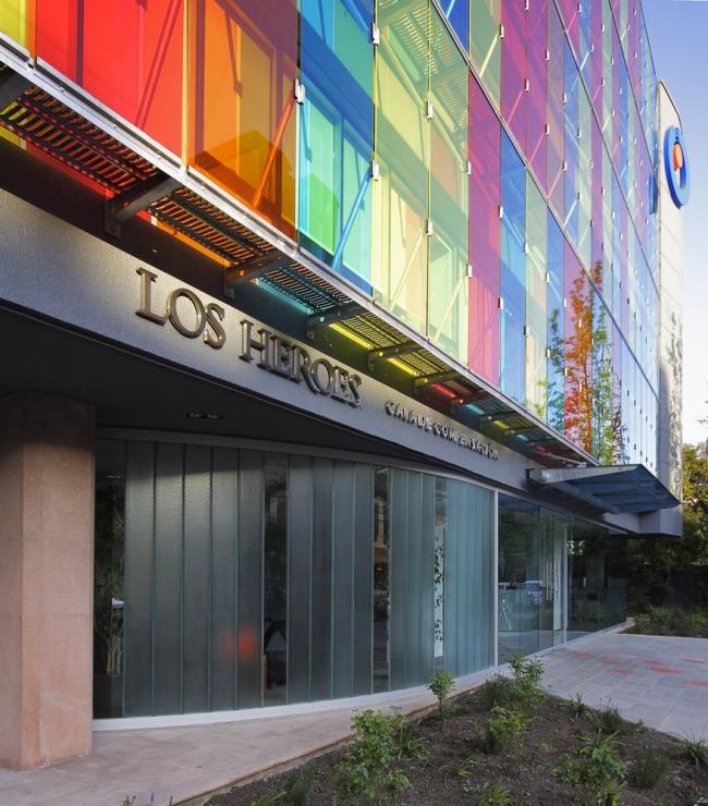 BIM建筑|轻逸琉璃，“五彩霓虹”映衬下的办公年夜楼