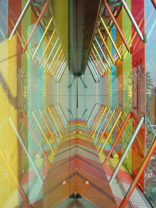 BIM建筑|轻逸琉璃，“五彩霓虹”映衬下的办公年夜楼