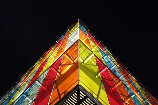 BIM建筑|轻逸琉璃，“五彩霓虹”映衬下的办公年夜楼