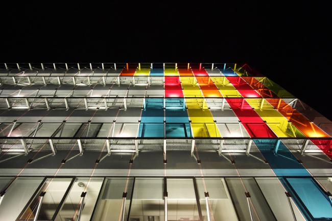 BIM建筑|轻逸琉璃，“五彩霓虹”映衬下的办公年夜楼