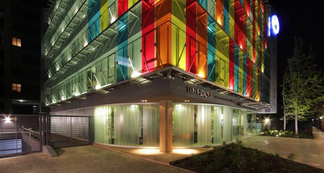 BIM建筑|轻逸琉璃，“五彩霓虹”映衬下的办公年夜楼